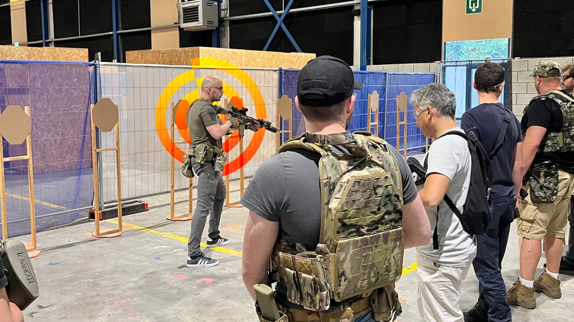 Een BOSS-instructeur die een groep airsofters de Safety Fundamentals bijbrengt