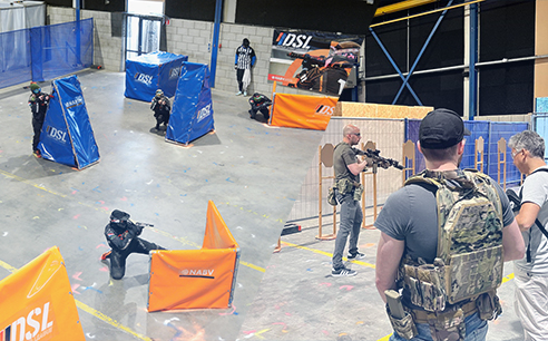 Airsofters tijdens een speedsoftcompetitie en een BOSS-workshop.