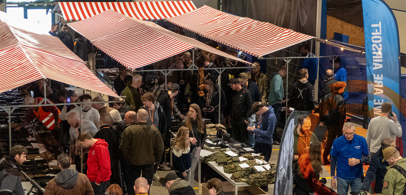 Airsofters tijdens een airsoftbeurs bij het Nationaal Airsoft Centrum in Geldermalsen