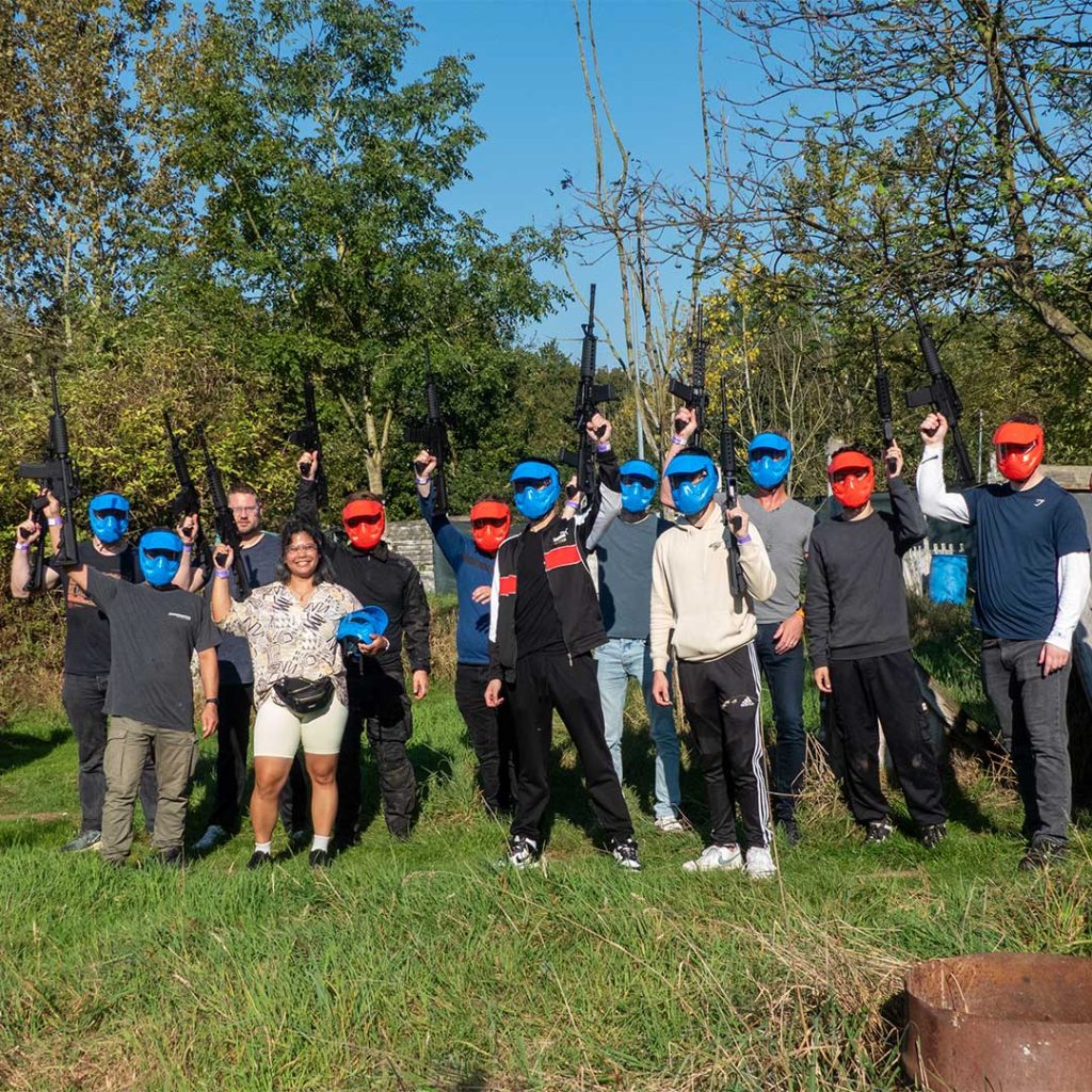 Groepsfoto van alle airsofters tijdens een First Airsoft Experience