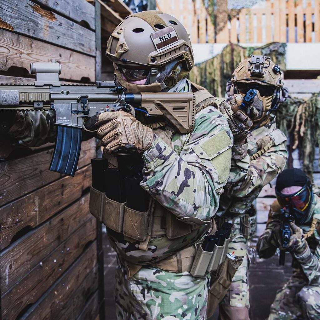 Airsofters tijdens een open skirm bij Combat City