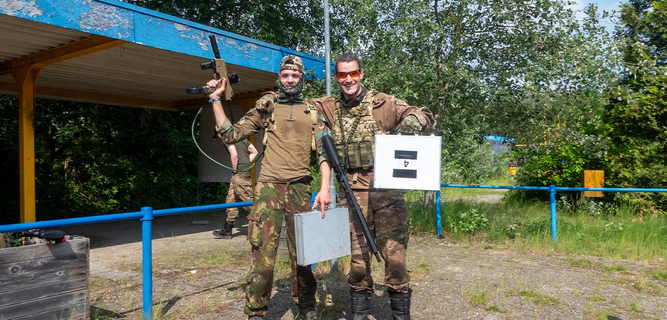 Twee airsofters tijdens de Ultimate Airsoft Tour bij Copperhead Tactical