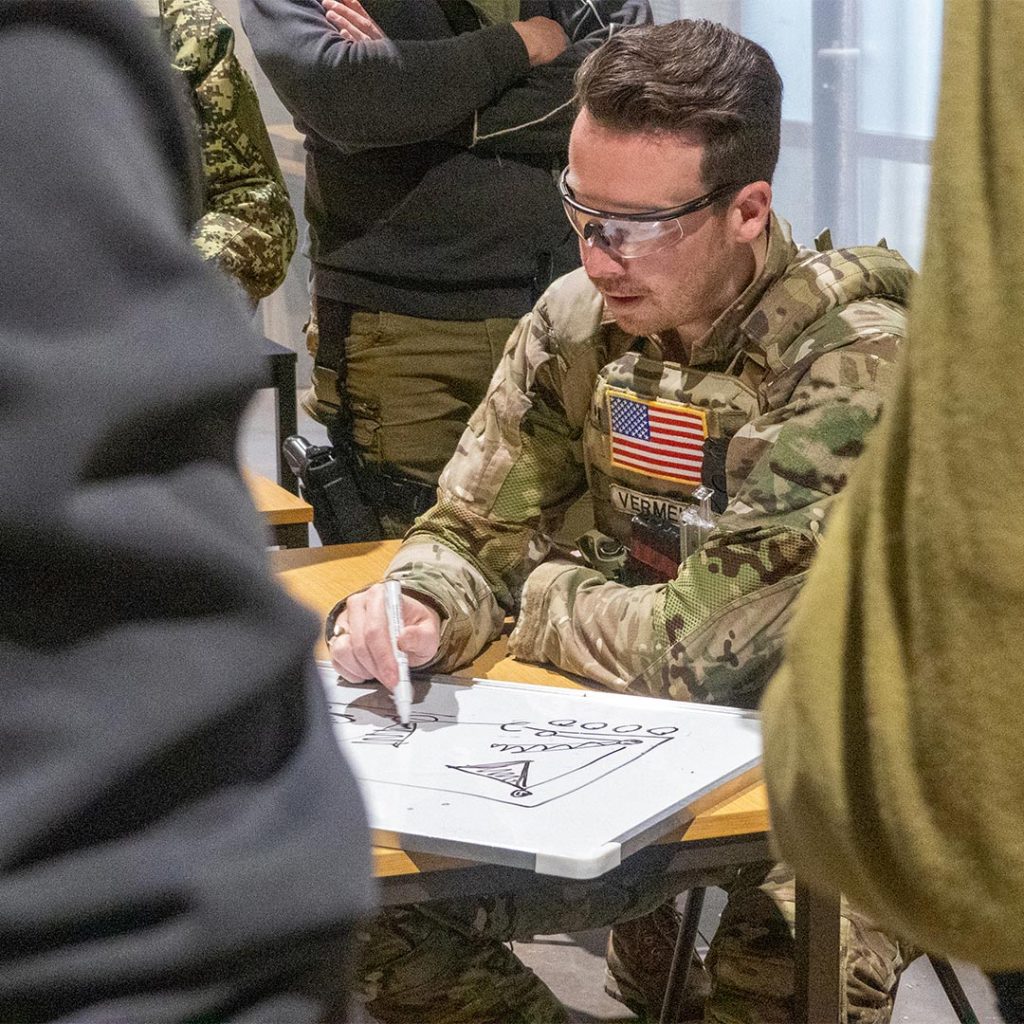 Instructeur tijdens de CQB kennismaking bij het NAC.