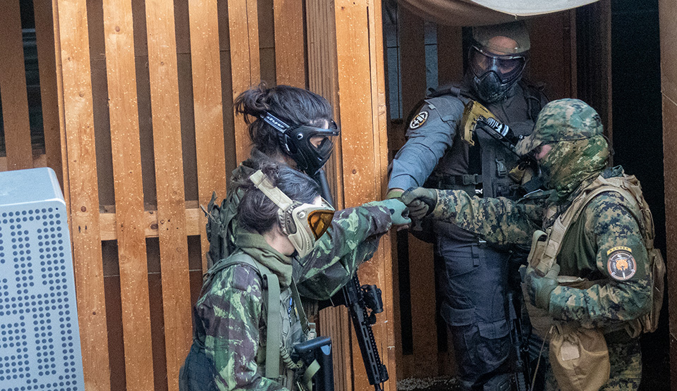 Airsofters tijdens een CQB-competitie bij Combat City