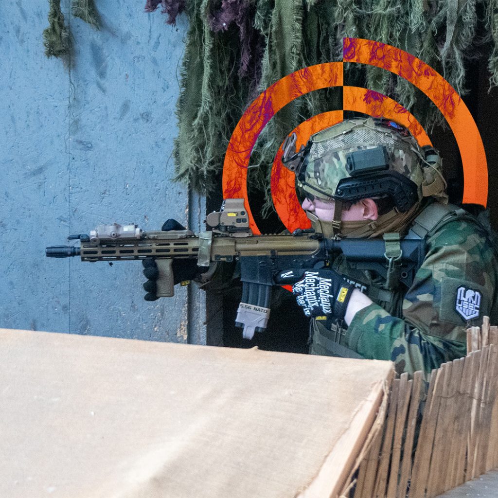 Een airsofter tijdens de open skirm bij Combat City. Deze foto is genomen tijdens de Ultimate Airsoft Tour