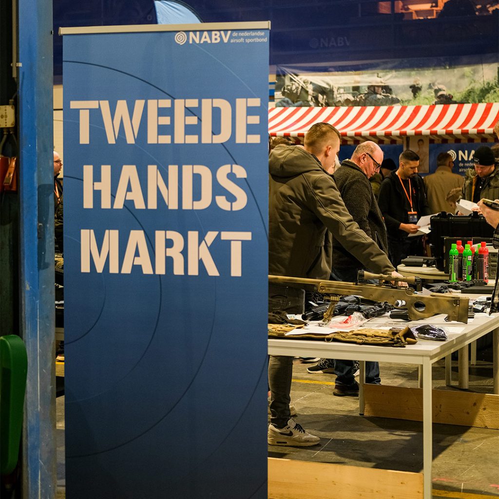 Een afbeelding van de tweedehandsmarkt tijdens de voorjaarsbeurs